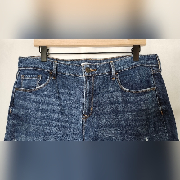 Old Navy Women's Short Size 12 Dark Wash Distressed Roll Cuff Beach‎ Tree Casual - Picture 5 of 7